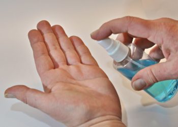 Dezynfekcja rąk – uwaga na oczy!