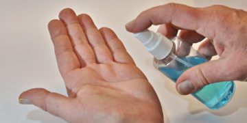 Dezynfekcja rąk – uwaga na oczy!