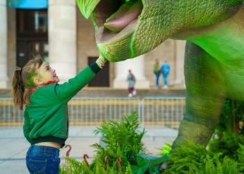 Dinozaury przed Pałacem Kultury – co wykluje się z jaja?