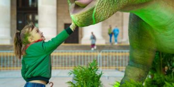 Dinozaury przed Pałacem Kultury – co wykluje się z jaja?