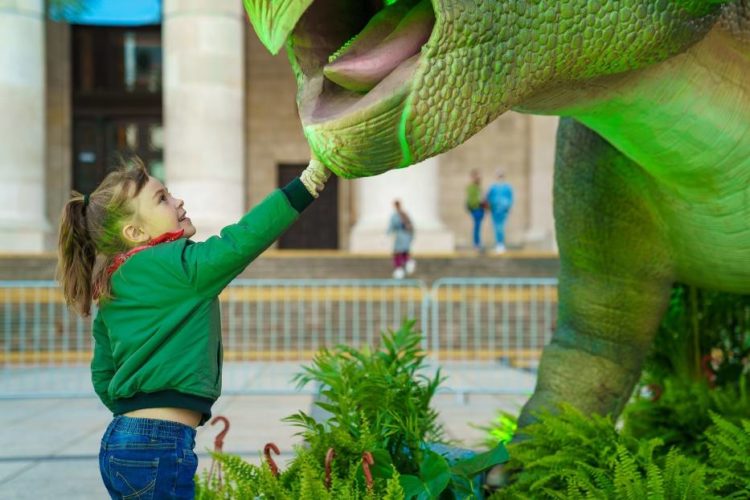 Dinozaury przed Pałacem Kultury – co wykluje się z jaja?