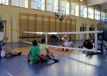 Siatkówka dla dzieci z niepełnosprawnościami – na siedząco
