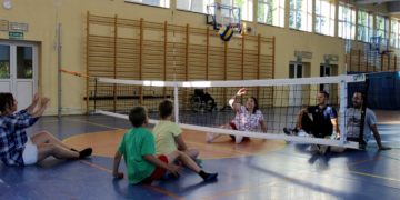 Siatkówka dla dzieci z niepełnosprawnościami – na siedząco