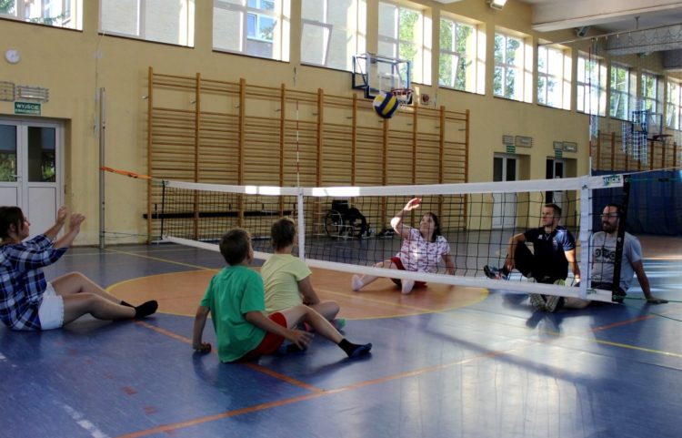 Siatkówka dla dzieci z niepełnosprawnościami – na siedząco