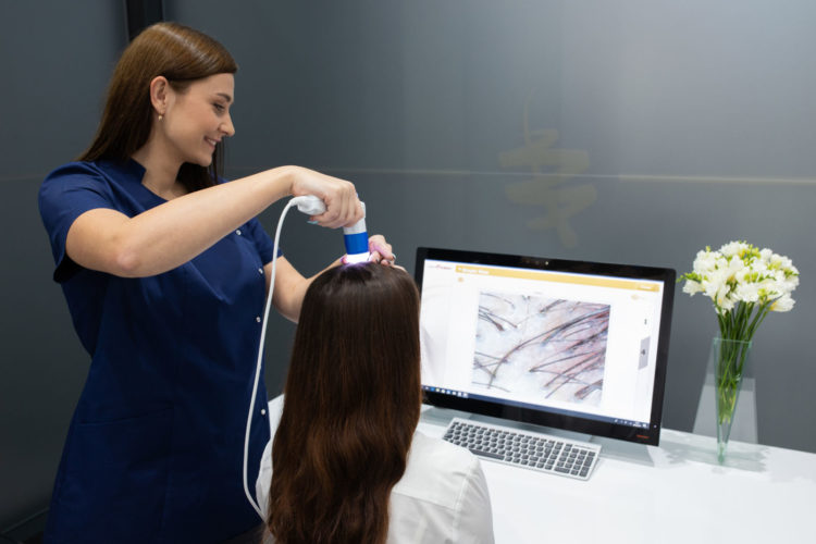 Jak naturalnie dbać o włosy w okresie jesienno – zimowym?