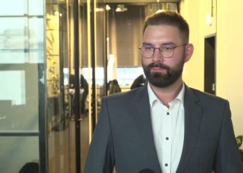 Koniec z rozrzuconymi po chodniku e-hulajnogami. Będzie też ograniczenie prędkości dla ich użytkowników