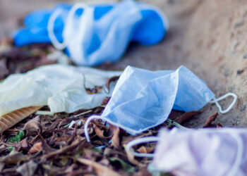 Proste triki, dzięki którym zużyte maseczki będą mniej szkodliwe dla środowiska.