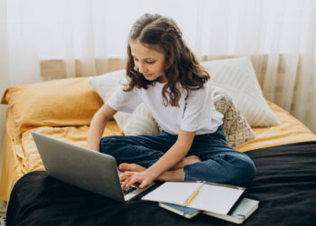 Blisko połowa uczniów spędza w internecie ponad sześć godzin dziennie. Ruszają programy wspierające edukację cyfrową dzieci