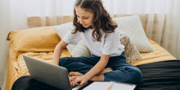 Blisko połowa uczniów spędza w internecie ponad sześć godzin dziennie. Ruszają programy wspierające edukację cyfrową dzieci