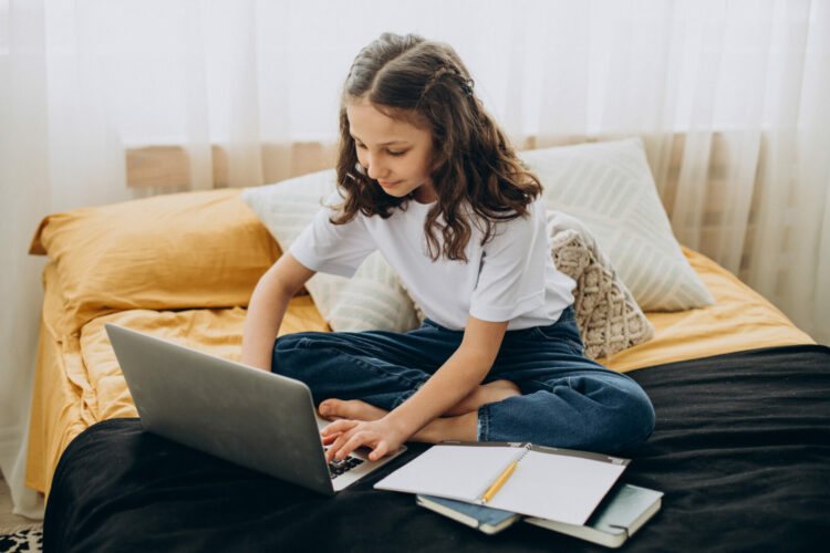 Blisko połowa uczniów spędza w internecie ponad sześć godzin dziennie. Ruszają programy wspierające edukację cyfrową dzieci