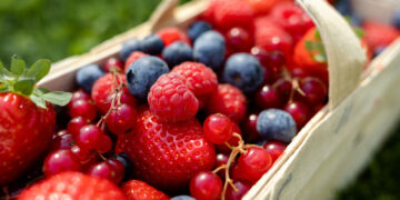 Kantar: owoce i warzywa na czele listy produktów, których Polacy chcą jeść więcej