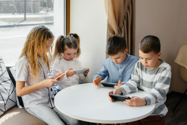 Bezpieczne wakacje w sieci – jak chronić dzieci online?