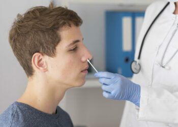 Mniej oczywiste powikłania COVID-19: wypadanie włosów, zespół czerwonego oka, problemy z libido