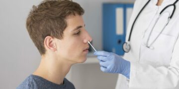 Mniej oczywiste powikłania COVID-19: wypadanie włosów, zespół czerwonego oka, problemy z libido