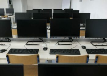 Zarobki absolwentów szkół wyższych rosną. Pandemia utrudniła im jednak wejście na rynek pracy