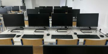 Zarobki absolwentów szkół wyższych rosną. Pandemia utrudniła im jednak wejście na rynek pracy