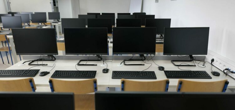 Zarobki absolwentów szkół wyższych rosną. Pandemia utrudniła im jednak wejście na rynek pracy