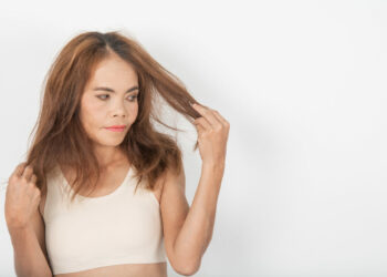 Spragnione włosy latem. Co robić gdy są przesuszone?