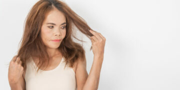 Spragnione włosy latem. Co robić gdy są przesuszone?