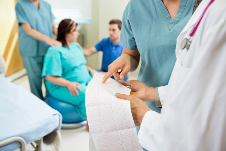 Czynniki zwiastujące poród – początek porodu i stany wymagające szybkiej hospitalizacji