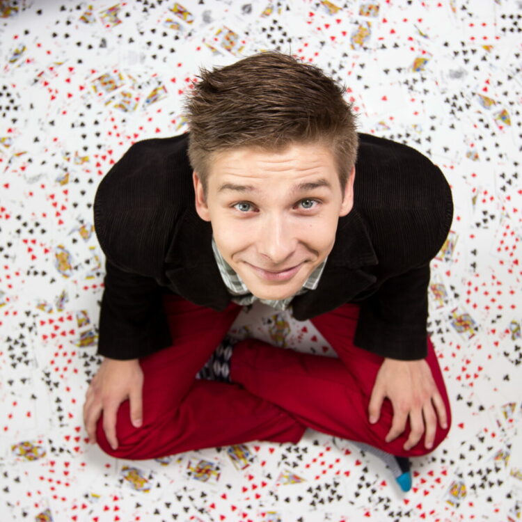 Konradowe Magic Show – Interaktywny pokaz magii dla małych, średnich i tych dużych!