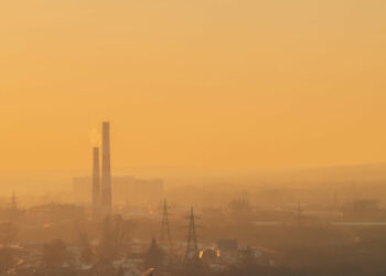 Rodzice zaniepokojeni jakością powietrza na miejskich boiskach i placach zabaw. Dzieci narażone na smog częściej chorują