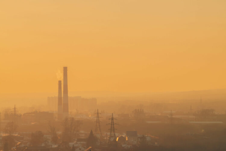 Rodzice zaniepokojeni jakością powietrza na miejskich boiskach i placach zabaw. Dzieci narażone na smog częściej chorują