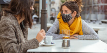 Największe obawy wśród polskich konsumentów wzbudzają wizyty w restauracji i w sklepach