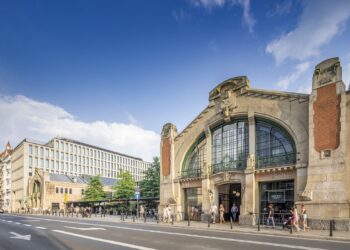 Hala Koszyki jeszcze bardziej zielona