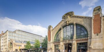 Hala Koszyki jeszcze bardziej zielona