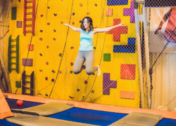 Jak bezpiecznie skakać na trampolinach?