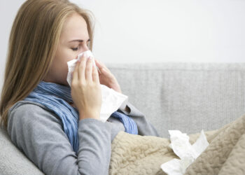 Kwietniowy wzrost infekcji dróg oddechowych. Jak się przed nimi uchronić? Podpowiada ekspert Medicover