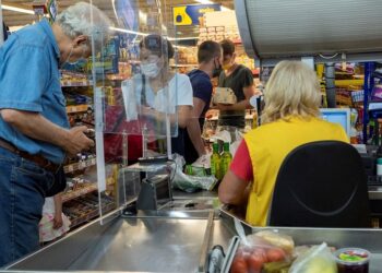 BADANIE: Marzec w sklepach zaskoczył Polaków. Ceny poszły w górę średnio o ponad 15 proc.