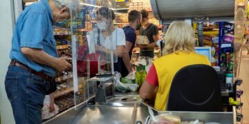 BADANIE: Marzec w sklepach zaskoczył Polaków. Ceny poszły w górę średnio o ponad 15 proc.