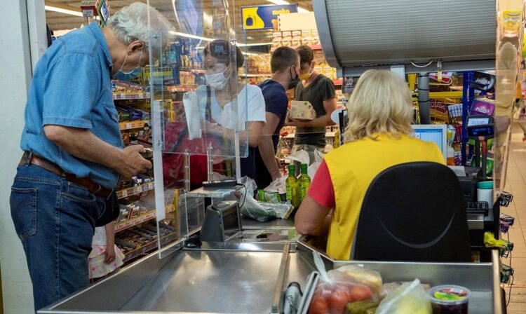 BADANIE: Marzec w sklepach zaskoczył Polaków. Ceny poszły w górę średnio o ponad 15 proc.