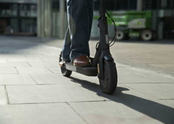 Mieszkańcy miast wracają do stylu życia sprzed pandemii. Blisko o ⅓ wzrasta mobilność taksówkami i hulajnogami