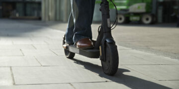 Mieszkańcy miast wracają do stylu życia sprzed pandemii. Blisko o ⅓ wzrasta mobilność taksówkami i hulajnogami