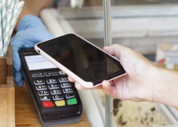 Płacisz telefonem, zegarkiem lub opaską zbliżeniową? Sprawdź, jak ich używać, aby nie stracić danych i pieniędzy