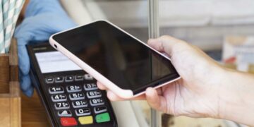 Płacisz telefonem, zegarkiem lub opaską zbliżeniową? Sprawdź, jak ich używać, aby nie stracić danych i pieniędzy