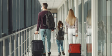 Chaos na lotniskach w Europie psuje początek wakacji. W razie opóźnionego lotu czy zgubionego bagażu przydatna może się okazać polisa turystyczna