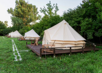 Sytuacje kryzysowe podczas letnich obozów i kolonii – o co muszą zadbać organizatorzy?