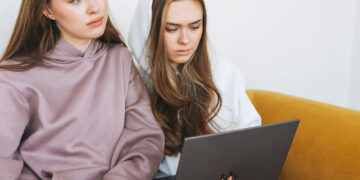 Nastolatki spędzają przed komputerem nawet 12 godzin na dobę