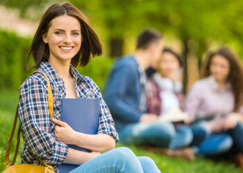 Praca w wakacje łakomym kąskiem dla młodych Polaków