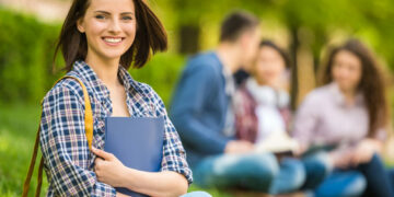 Praca w wakacje łakomym kąskiem dla młodych Polaków