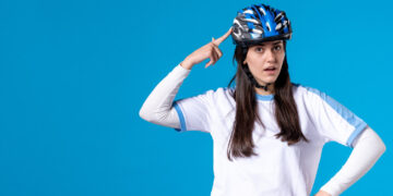 Prawo.pl: brak kasku podczas wypadku na rowerze niekoniecznie wpływa na odszkodowanie