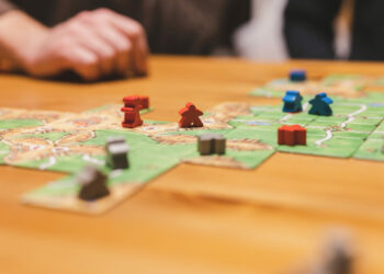 Gry planszowe pomagają w doskonaleniu umiejętności matematycznych dzieci. Wystarczą krótkie, regularne sesje