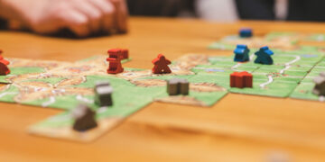 Gry planszowe pomagają w doskonaleniu umiejętności matematycznych dzieci. Wystarczą krótkie, regularne sesje