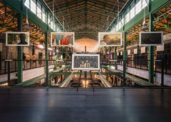 Obrazy z filmu „Chłopi” na wystawie w Hali Koszyki