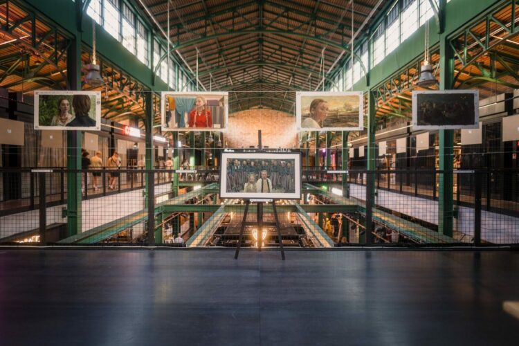 Obrazy z filmu „Chłopi” na wystawie w Hali Koszyki