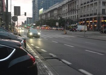 Warszawa przygotowuje się do znaczącego rozszerzenia strefy czystego transportu (SCT), jednak nie bez kontrowersji. Proces konsultacji społecznych wzbudza dyskusje o braku referendum i możliwych konsekwencjach już od lipca 2024 r.